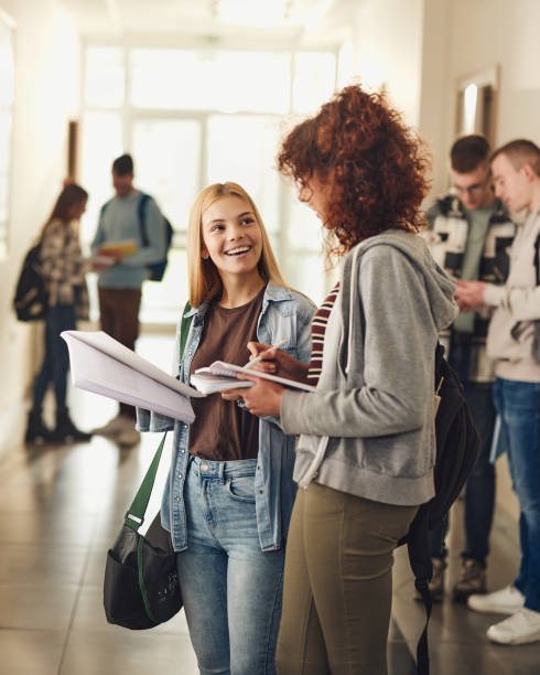 Estudiantes universitarios trabajando en conjunto en una oficina